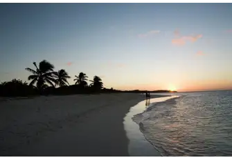 While the crew sets up the beach BBQ for your romatic waterside dining, stroll together along the cool sand as the sun sets