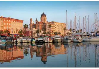 Saint-Raphael, at the heart of the eponymous commune, blends history, glamour and the magnificent landscape of the Massif de l'Esterel