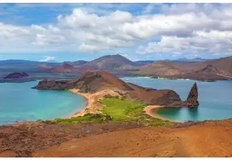 The view of Pinnacle Rock from the Playa Dorada Overlook on Bartolomé