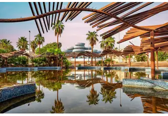 Stroll along the streets and public gardens of Jeddah