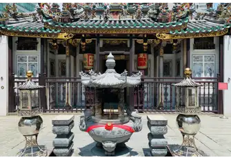 Take a trip down to the Yueh Hai Ching Temple