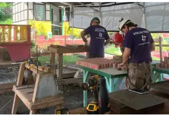 On site, the volunteers were divided into small task forces - with the common aim to build the schools