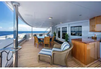 From the main deck aft there are steps down to the swim platform. From the starboard sidedeck there is access to the lobby dayhead