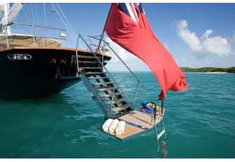 A new transom bathing platform makes bathing and boarding easy