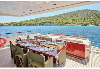 Start the day off perfectly with breakfast at the main deck aft’s dining table