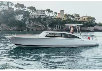 CLOUD 9's 11.4m (37.4ft) Hodgdon limo tender