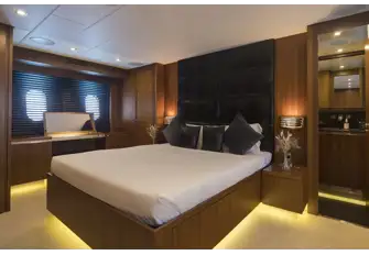 Contemporary warmth in the full-beam owner's suite