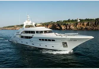 This family-friendly yacht is well set up for a large party of guests