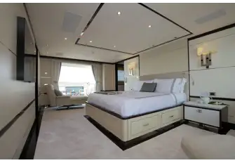 The full-beam owner's suite...