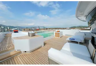 The foredeck jacuzzi, to which the owner also has private access from their suite