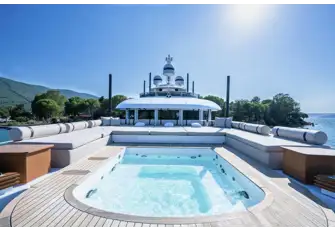 A second jacuzzi on the foredeck