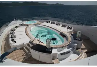 PHOENIX 2's oval pool with separate jacuzzi makes for an ideal day in the sun