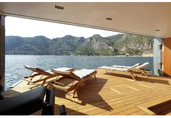 A more intimate setting for sunbathing and lunch for two