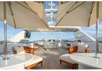 BBQ, jacuzzi, TV, sun lounge and cinema, you'll spend a lot of time loving the sun deck