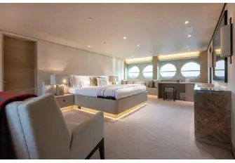 <p class="MsoNormal">A full-beam owner's suite on the lower deck<o:p></o:p></p>