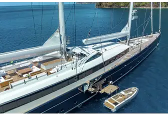 You can come and go whatever the conditions with the midships boarding platform