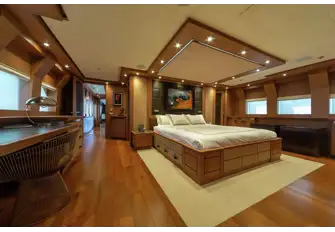 Full-beam owner's suite