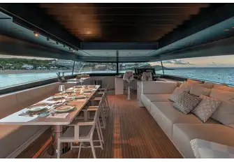 With side windows that lower and a louvre sunroof, the fly bridge sun deck can be either an open-air space or climate controlled