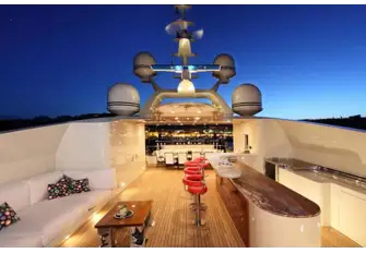 The spacious sun deck
