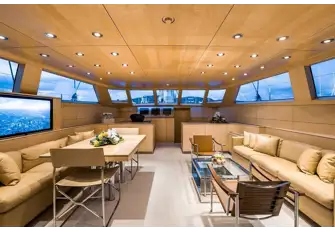 Light, bright, comfortable and contemporary saloon