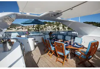 Sun deck with dining, bar and jacuzzi