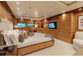 The full-beam owner's suite with seating either side