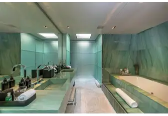 Owner's en suite bathroom