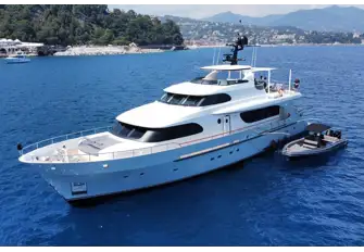 Walkaround sidedecks lead forward to a large foredeck sunpad