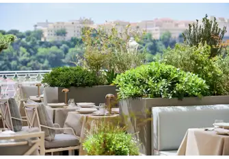 Yannick Alleno à l'Hôtel Hermitage - Relaxed seating, delicious menu - no wonder the locals love it here