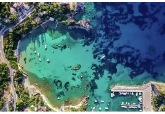 Limpid waters allow you amazing visibility on your dive