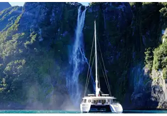 Chose a sailing yacht for peaceful, sustainable yachting