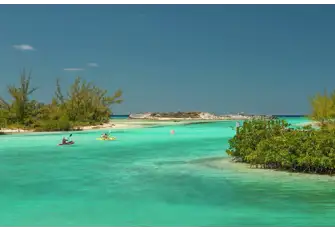 Warm, shallow, well-sheltered waters, like here at Cat Island, make this a great place to explore by Kayak, SUP, jetskis or tenders