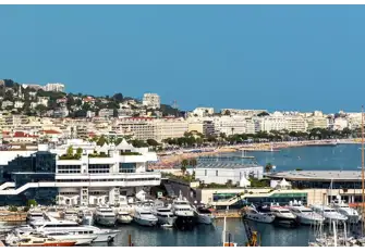 La Croisette lines the Baie de Cannes, running from Port Canto to Vieux Port between the town and the beach