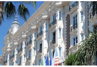 The famous InterContinental Carlton Hôtel has rooms overlooking the beach and the hotel's own beach club