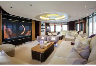 Come the evening, watch movies or review video of the day's adventures
