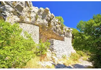 Cruising the south coast of Vis you will spot several tunnels from World War II in the cliffs. Head inland to discover the caves in which future Yugoslav leader Marshal Tito was based during the war