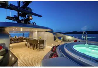 Jacuzzi, sun lounge, BBQ and open air dining on the sun deck